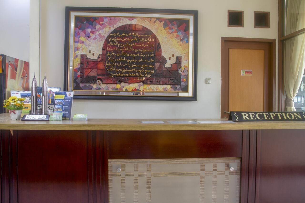 Oyo 3894 Karunia Muslim Syariah Hotel Jakarta Exterior foto